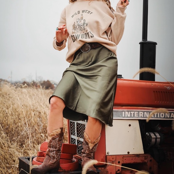 Elegant Olive Green Midi Skirt - Picture 5 of 6